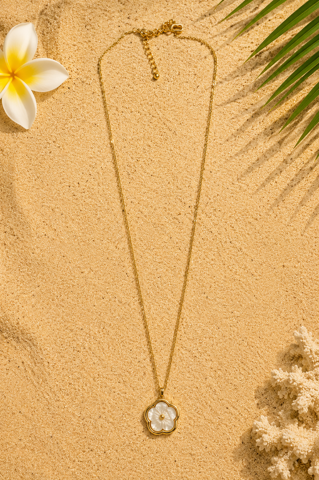 Sautoir en acier inoxydable avec pendentif fleur nacrée