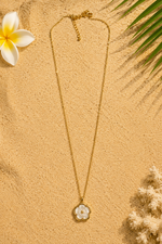 Sautoir en acier inoxydable avec pendentif fleur nacrée